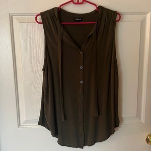 Flowy Sleeveless tie-neck top from Torrod 😍